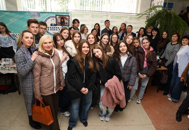 Ректор Богдан Буяк разом із майбутніми студентами на локації хіміко-біологічного факультету